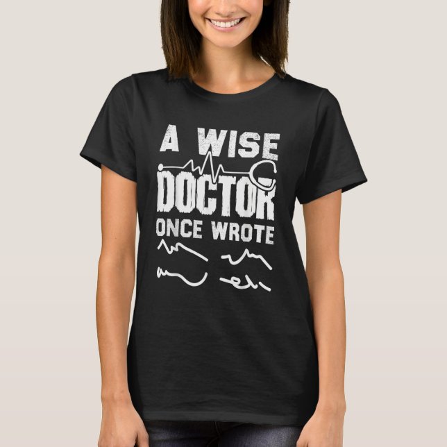 Camiseta Medical Doctor Handwriting A Wise Doctor Once Wrot (Frente)