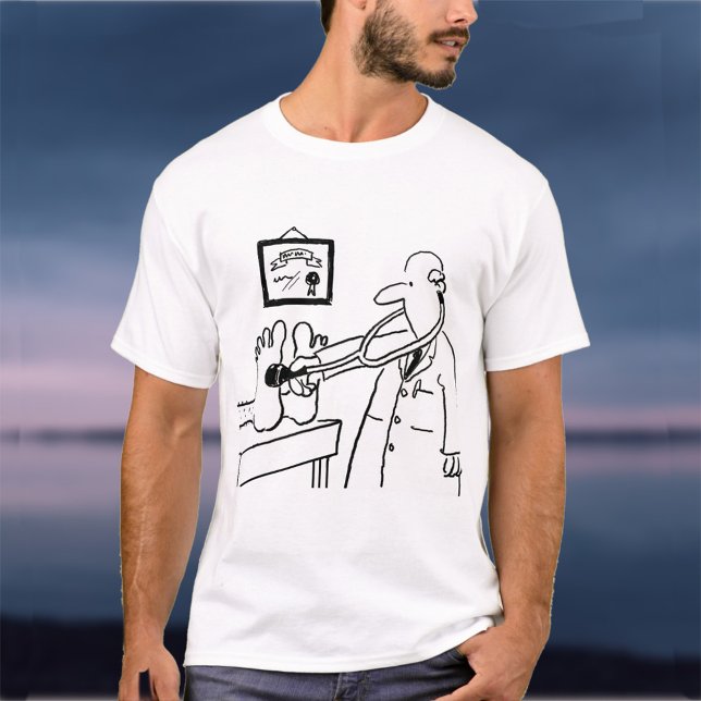 Camiseta Médico com Estetoscópio Examinando os Pés (Criador carregado)