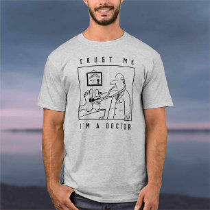 Camiseta Médico com Stethoscope Verificando Pés