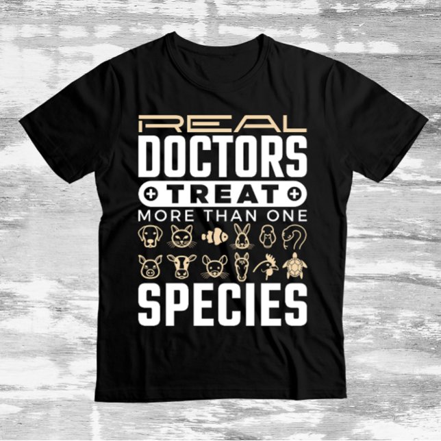Camiseta Médicos Verdadeiros Veterinários Tratam Mais De Um (Criador carregado)