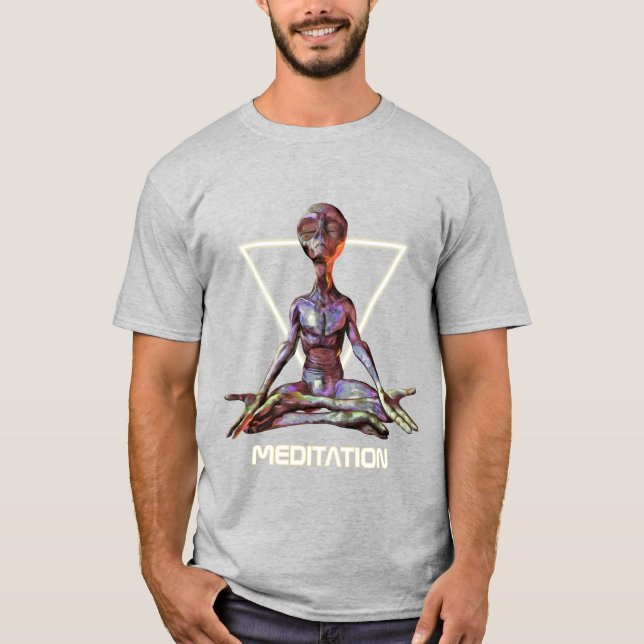 Camiseta Meditação. Alienígena em T-Shirt tranquilo (Frente)