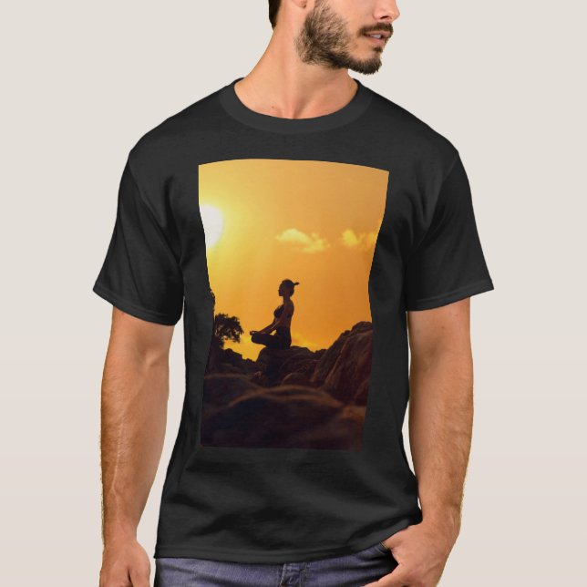 Camiseta Meditando a Menina na Natureza (Frente)