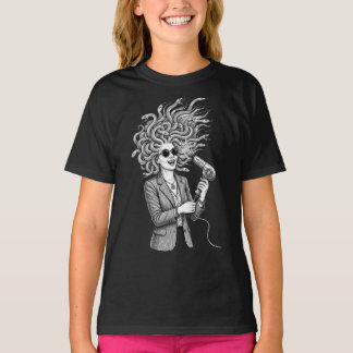 Camiseta Medusa Moderna Usando Secador de Cabelo Ilustração