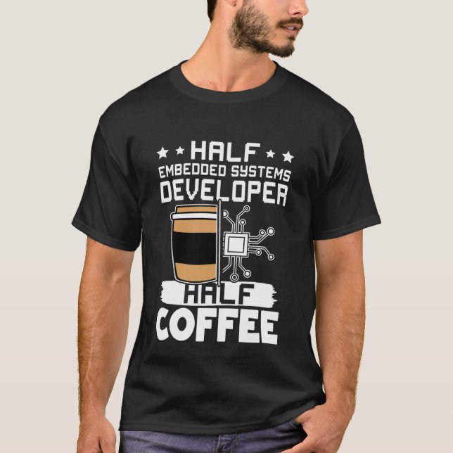 Camiseta Meio café para desenvolvedores de sistemas incorpo (Frente)