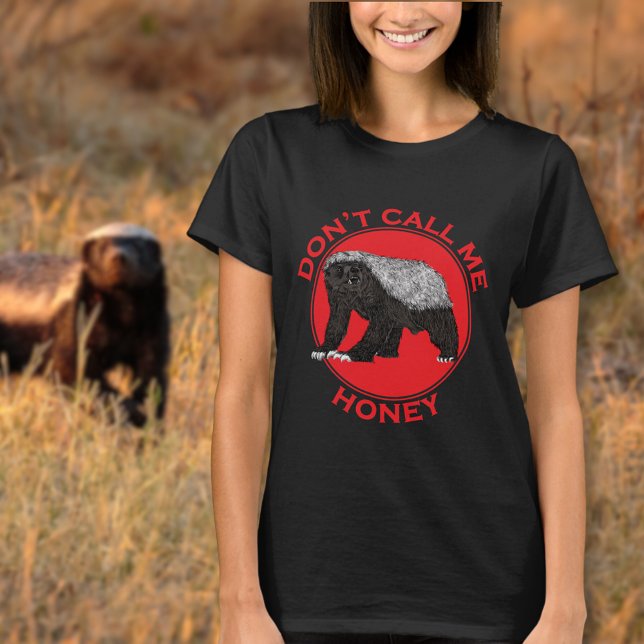 Camiseta Mel Badger Engraçado Citação Feminista (Funny honey badger joke red and black t-shirt badass wild animal don’t call me honey feminist quote)