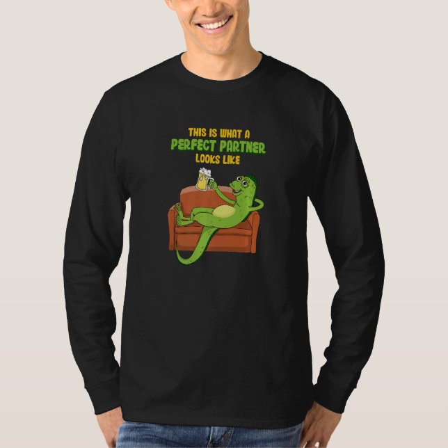 Camiseta Melhor Amiga Iguana Com Cerveja Em Sofa (Frente)