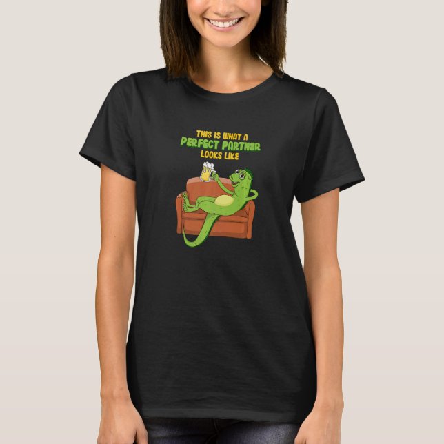 Camiseta Melhor Amiga Iguana Com Cerveja Em Sofa (Frente)
