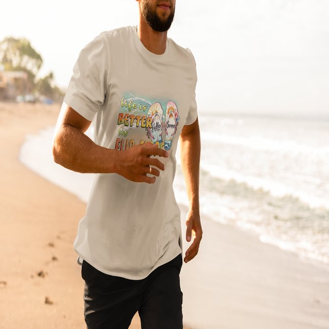 Camiseta Melhor em Chinelos Beach (Better in Flip Flops Beach T-Shirt)