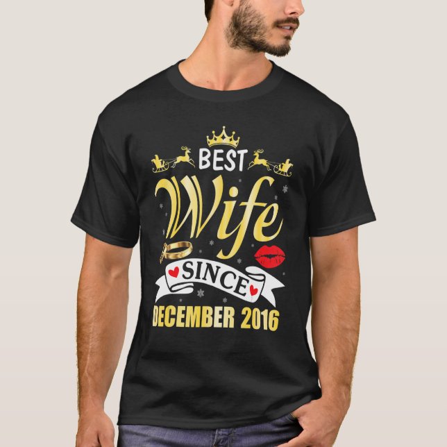 Camiseta Melhor Esposa Desde Dezembro De 2012. Feliz Casado (Frente)