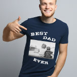 Camiseta Melhor Pai de Tipografia Foto do Dia do Pai<br><div class="desc">Melhor Pai de Tipografia Foto de Camisa-Foto do Dia do Pai. Design moderno e fofo com uma foto e citando o Melhor Pai Nunca em branco. Personalize com sua foto favorita. Um presente de excelente para um pai no Dia do Pai, no aniversário ou no Natal e um doce amor....</div>