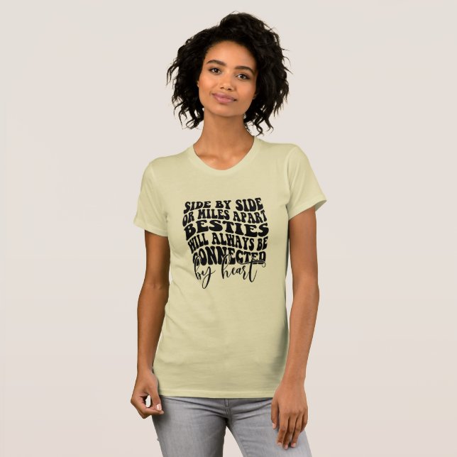 Camiseta Melhores Amigas Sempre Serão Conectadas Pelo Coraç (Frente Completa)