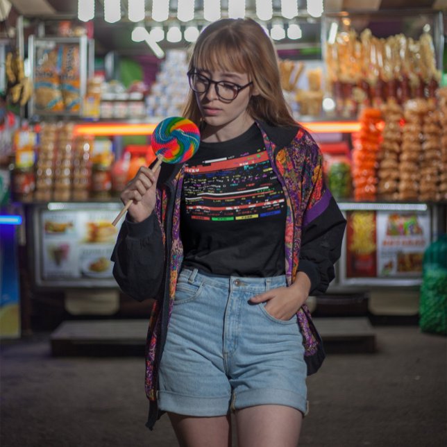 Camiseta Memabilia 80s 90s Teletext Glitch Art Nostalgia (girl with a candy wearing a 1980s vintage teletext ceefax glitch tshirt  in the night)