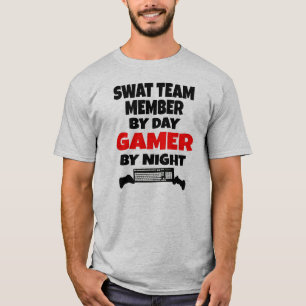 Camiseta Membro da Equipe SWAT de Dia, Gamer à Noite