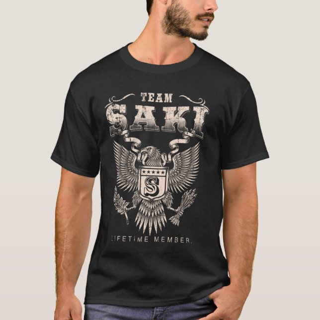 Camiseta Membro do Time Saki - Nome Saki (Frente)