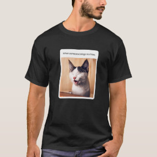 Camiseta Meme de Gato Quando Alguém Me Traz Batatas Fritas