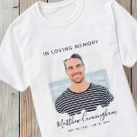 Camiseta Memória personalizada de amor Memória Memorial<br><div class="desc">Este design simples e clássico é composto por tipografia serif e adiciona uma foto personalizada.</div>