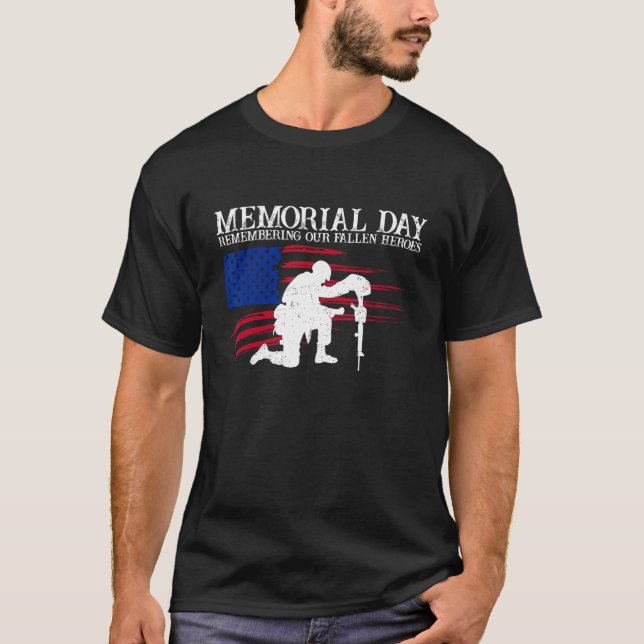 Camiseta Memorial Day Remembering Our Fallen Heroes US Flag (Frente)