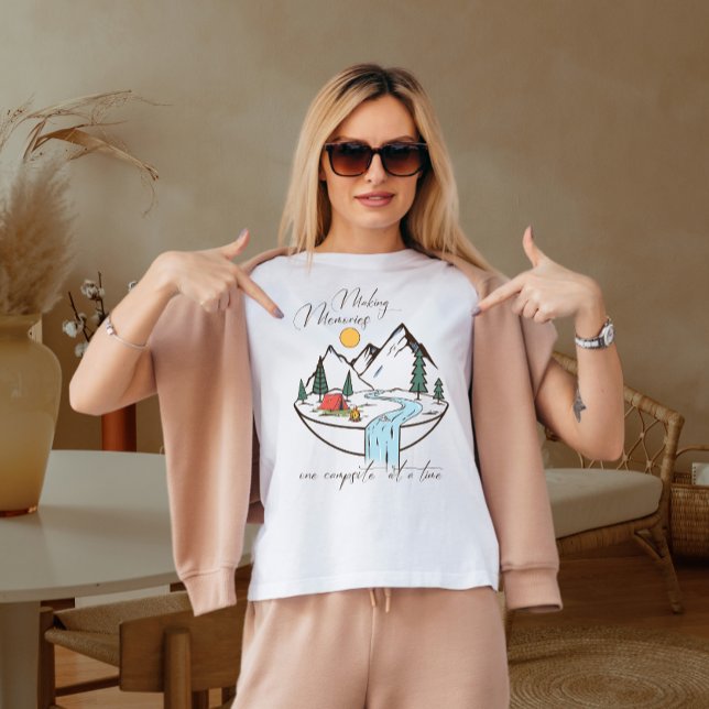 Camiseta Memórias de fazeres em um acampamento por vez (Criador carregado)