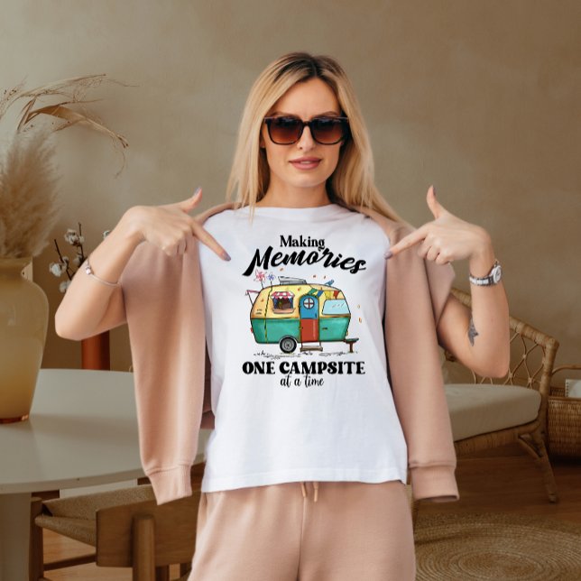 Camiseta Memórias de fazeres em um acampamento por vez (Criador carregado)