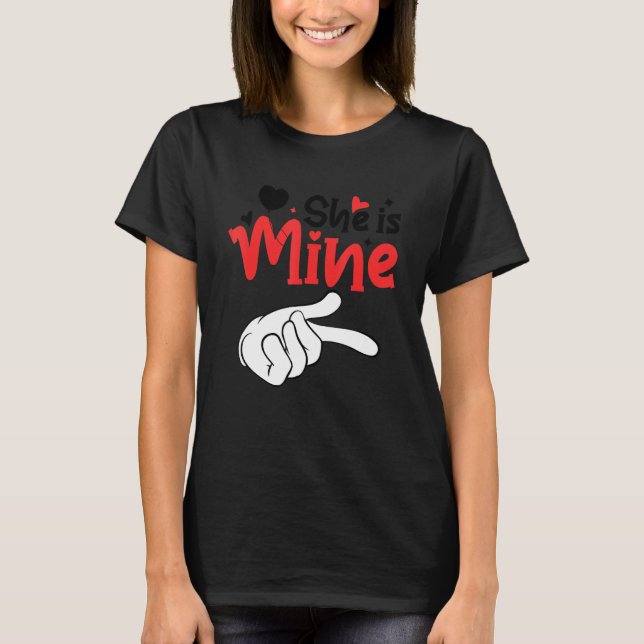 Camiseta Men She is Mine Matching Couples Valentine Day Cos (Frente)