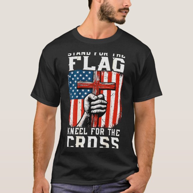 Camiseta Men Stand For Flag Kneel The Cross Christian Patri (Frente)