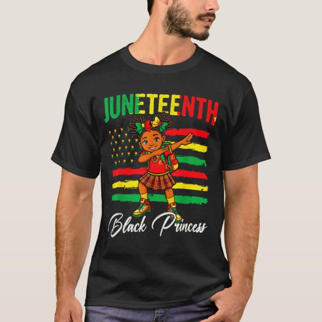 Camiseta Menina afro comemorando Juneteenth fazendo dab pri (Frente)