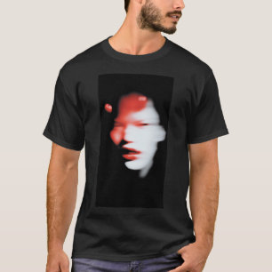 Camiseta Menina asiática desfocada