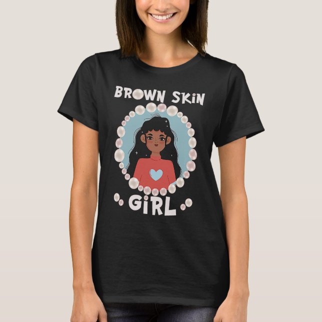 Camiseta Menina de pele castanha, pele como pérolas, tapete (Frente)
