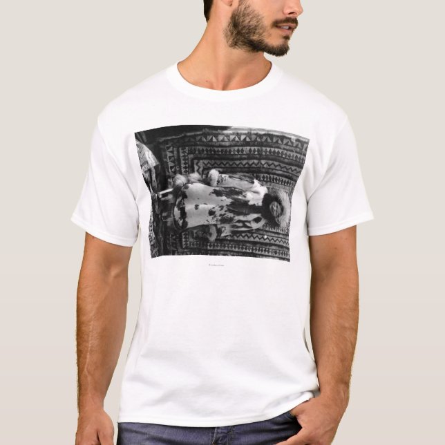 Camiseta Menina Eskimo que veste a roupa Alaska da pele (Frente)