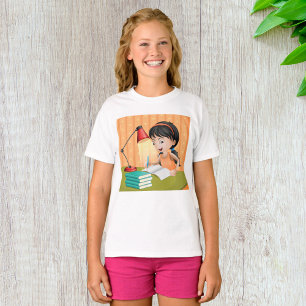Camiseta Menina Estudando na Mesa Fazendo Lição de Casa