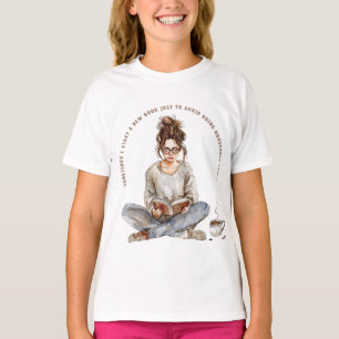 Camiseta Menina gostando de um livro com café, evitando