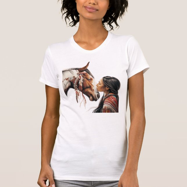 Camiseta Menina Nativa Indiana beijando cavalo (Frente)