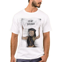 Menina negra segurando um sinal