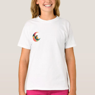 Camiseta Menina Sentada na Lua Crescente Colorida Infantil