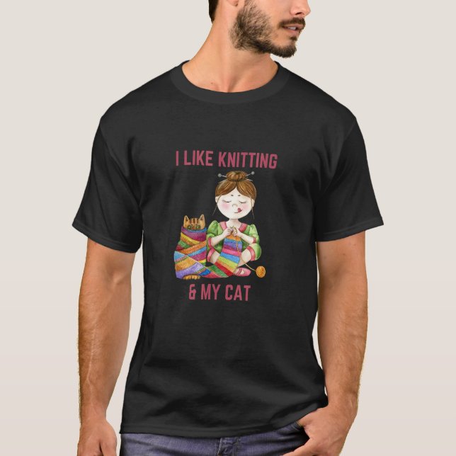 Camiseta Menina Tricotando Uma Cachecol Com Seu Gato (Frente)