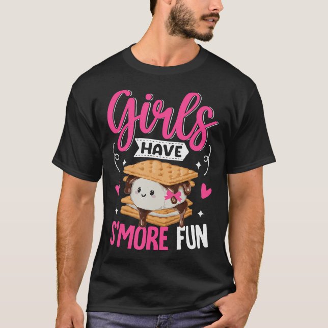 Camiseta Meninas de Smores de Acampamento Têm Mais Diversão (Frente)