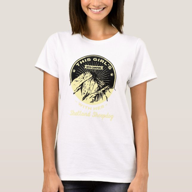 Camiseta Meninas Em Camping Com Seu Shel De Sheepdog Shetla (Frente)
