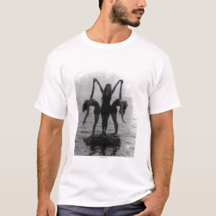 Camiseta Meninas no levantamento em uma rocha na água