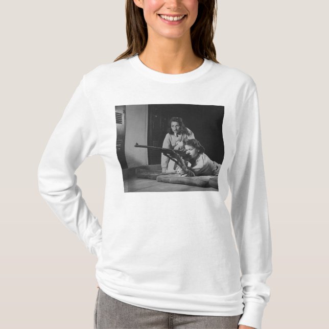 Camiseta Meninas que treinam no Marksmanship do rifle do (Frente)