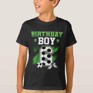Camiseta Menino de 6 anos de idade fazendo futebol no anive