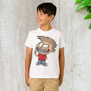 Camiseta Menino de desenho animado engraçado com sorriso de