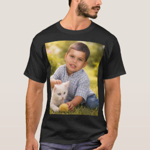 Camiseta Menino Fofo Brincando Com Gato Design de Foto Natu
