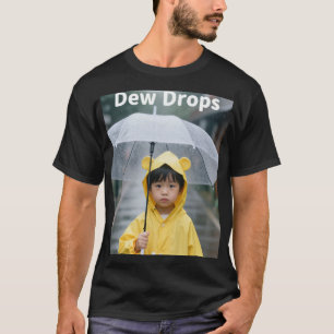 Camiseta Menino Fofo em Casaco Amarelo Dia Chuvoso Estética