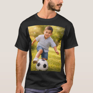 Camiseta Menino Fofo Jogando Futebol Desenho Animado