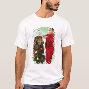 Camiseta Menino novo que envolve luzes de Natal em torno de