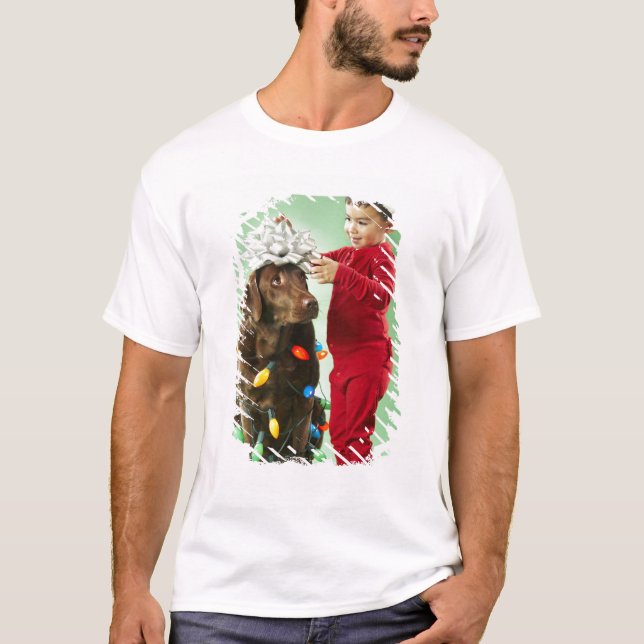 Camiseta Menino novo que envolve luzes de Natal em torno de (Frente)