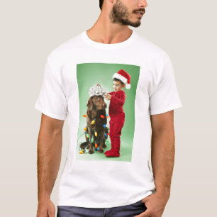 Camiseta Menino novo que envolve luzes de Natal em torno de