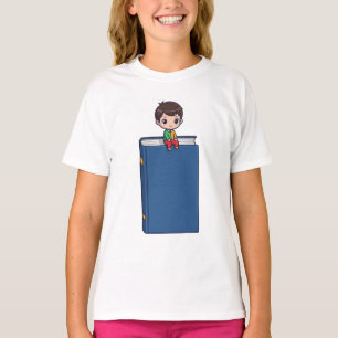 Camiseta Menino Sentado em um Livro Gigante Infantil