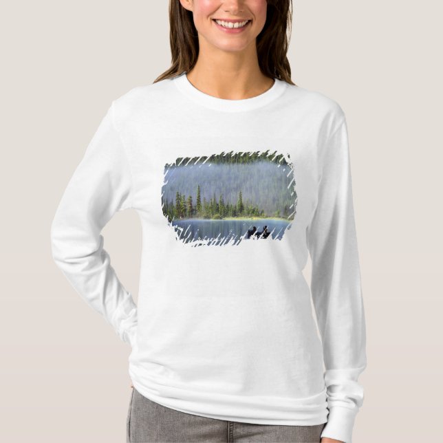 Camiseta Meninos pescando de canoa com névoa em (Frente)