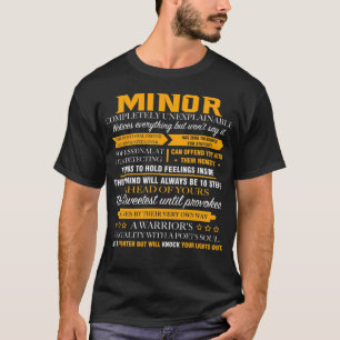 Camiseta MENOR completamente inexplicável